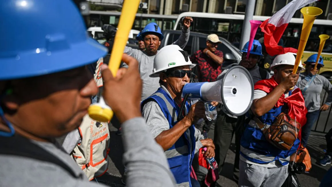 Destitución ministerial en Perú tras manifestaciones de mineros artesanales