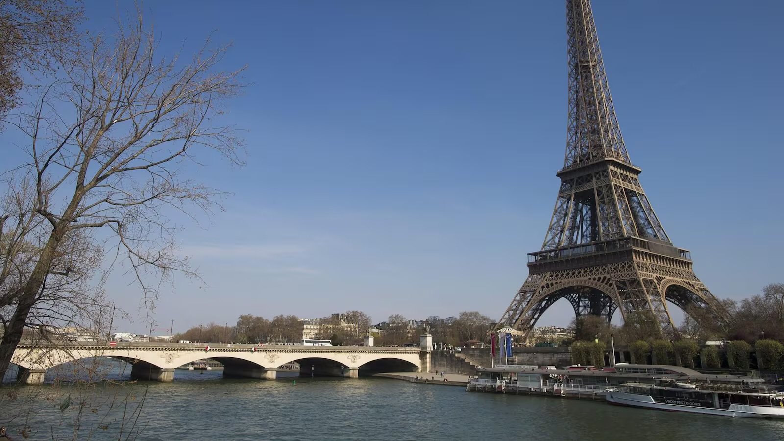 Torre Eiffel evacuada en Navidad por cortocircuito: detalles del incidente