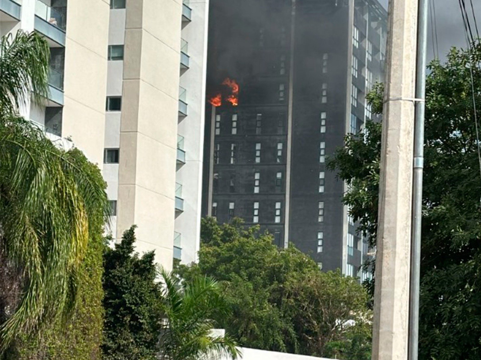 Se incendia un departamento en edificio de lujo al norte de Mérida