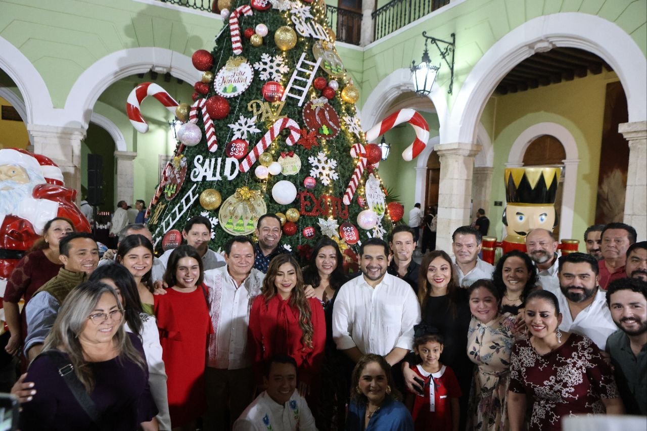El Gobernador Joaquín Díaz Mena encabeza el encendido del tradicional Árbol de Navidad en Palacio de Gobierno