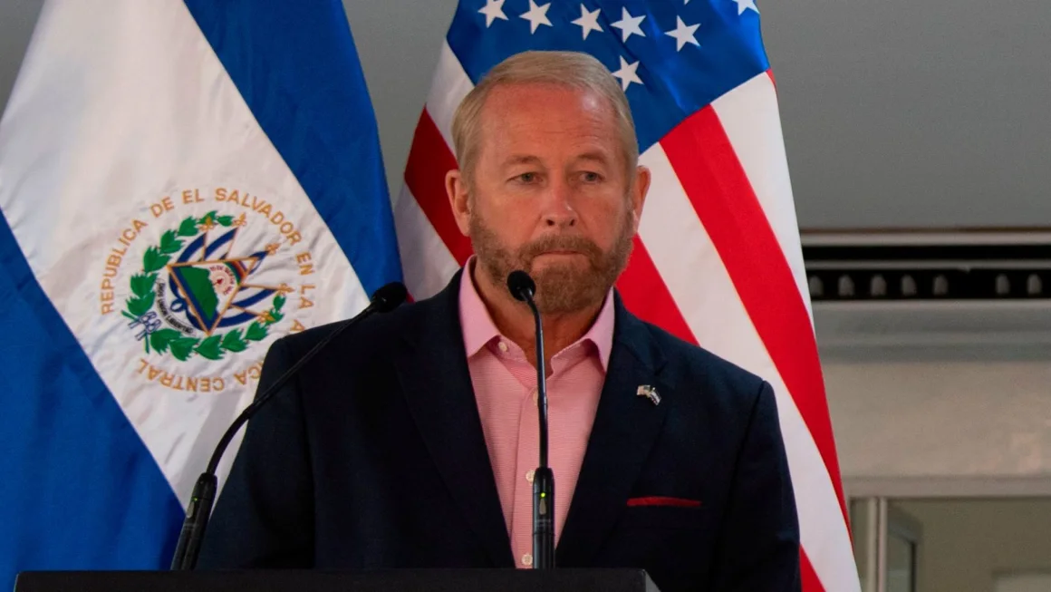Trump nomina a nuevos embajadores y presidente de la FTC