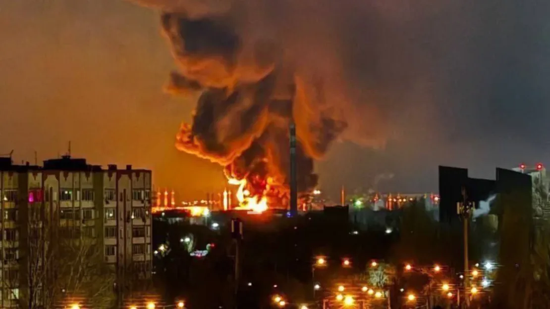 Ucrania ataca depósito de combustible en Rusia, afectando base aérea estratégica