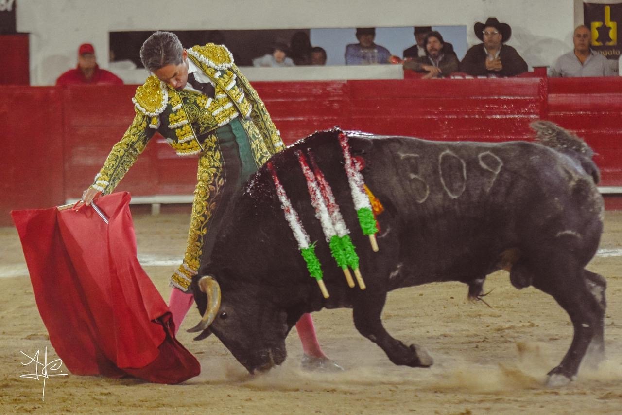 Tarde de apoteosis en León: toreros y ganadero salen a hombros