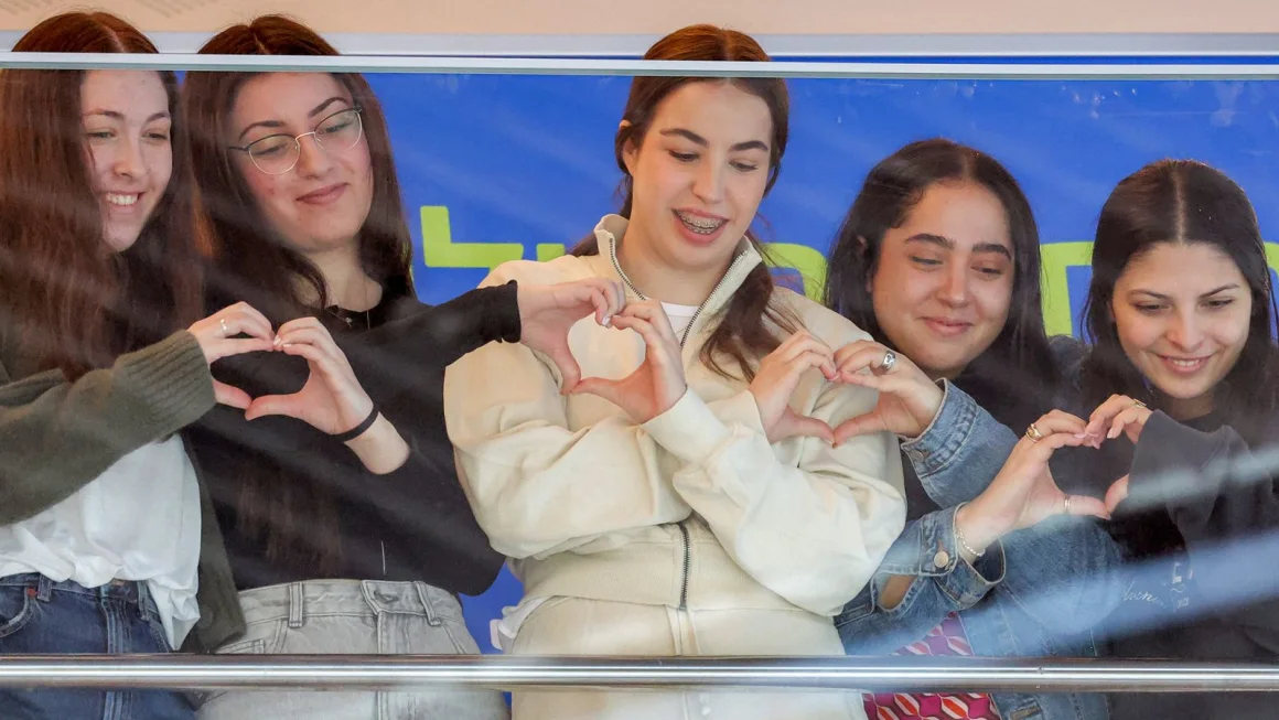 Madres de rehenes israelíes revelan el calvario vivido por sus hijas en manos de Hamás