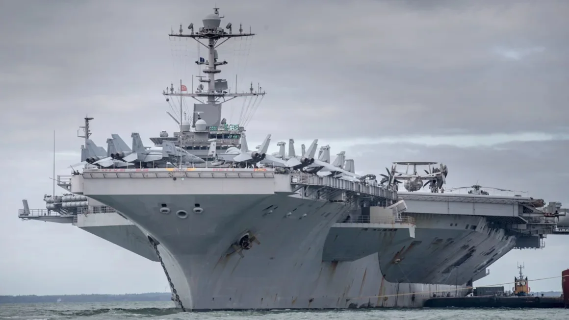 Portaaviones de EE.UU. colisiona con buque mercante cerca del canal de Suez