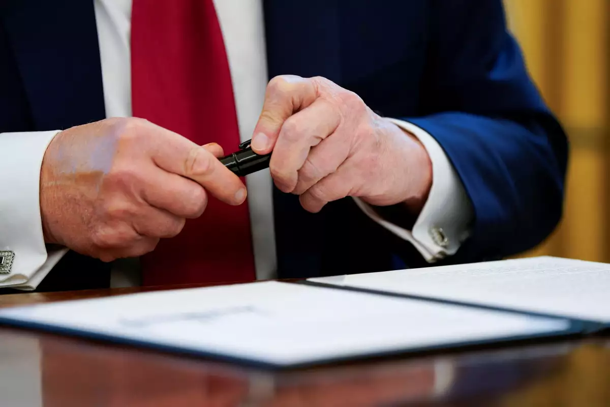 Tercer juez federal bloquea decreto de Trump sobre ciudadanía por nacimiento