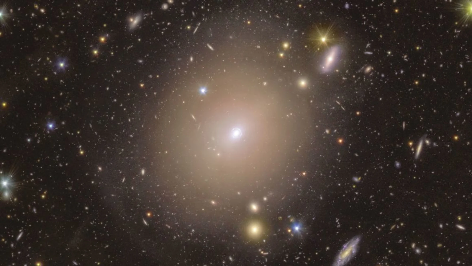 Descubren el 'Anillo de Einstein' más cercano: una ventana al universo deformado