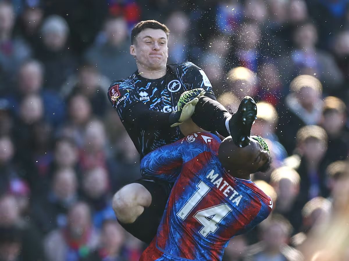 Impactante entrada en la FA Cup: Jean-Philippe Mateta sufre sesión craneal tras brutal patada