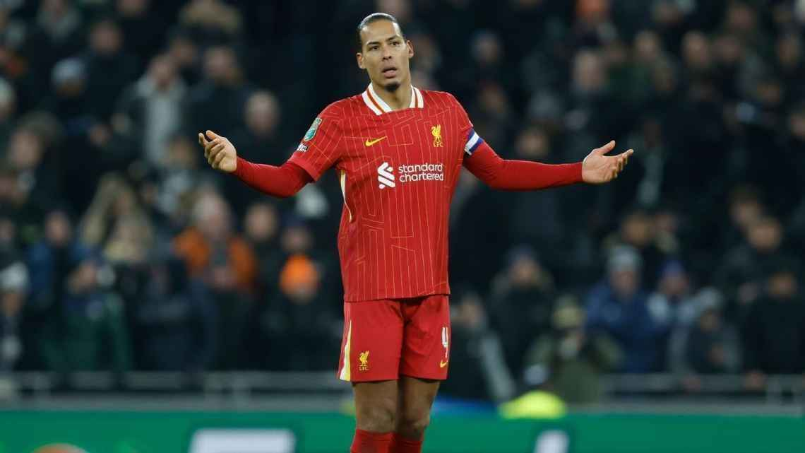Virgil van Dijk enfrenta futuro incierto en Liverpool tras eliminación de la Champions League