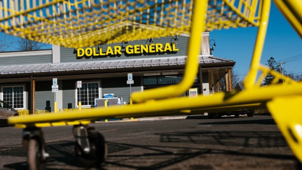 Dollar General alerta sobre el deterioro financiero de los estadounidenses de bajos ingresos​