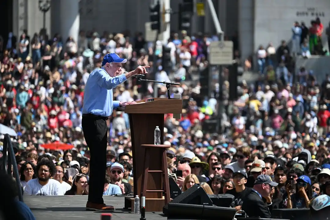 Bernie Sanders lidera multitudinario mitin en Los Ángeles contra las políticas de Trump