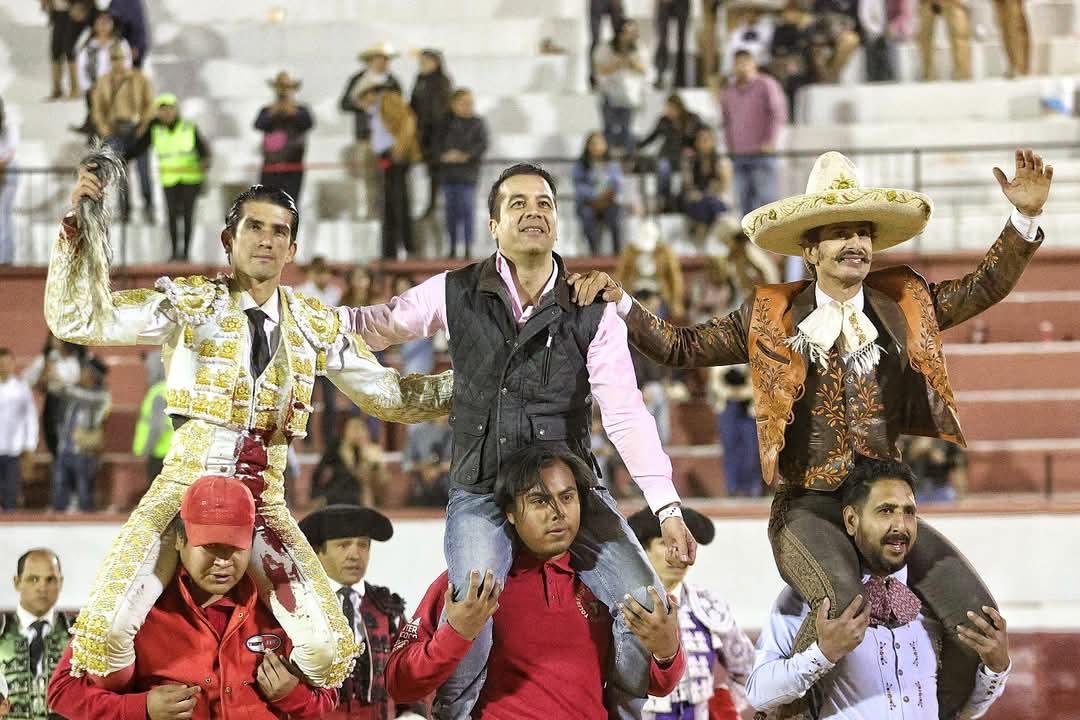 Ernesto Javier “Calita” indulta un toro y sale a hombros en Texcoco junto a Emiliano Gamero