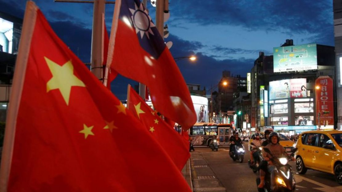 China lanza ejercicios militares masivos alrededor de Taiwán en señal de advertencia