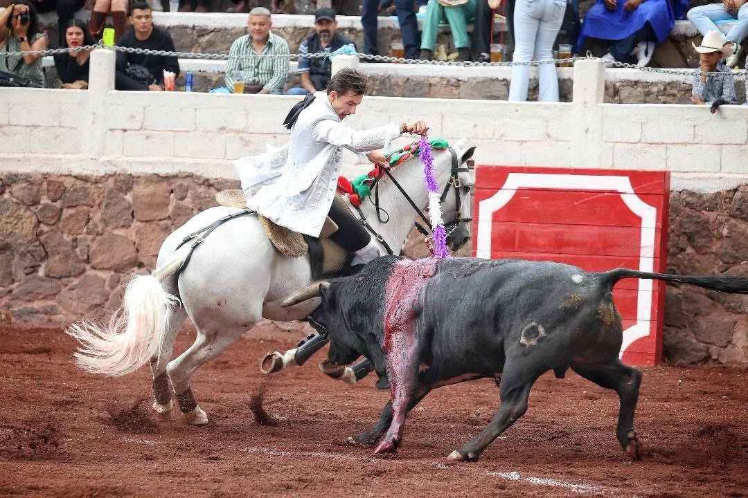 Fauro Aloi arrasa en Tecámac con cuatro orejas en tarde de triunfo e indulto