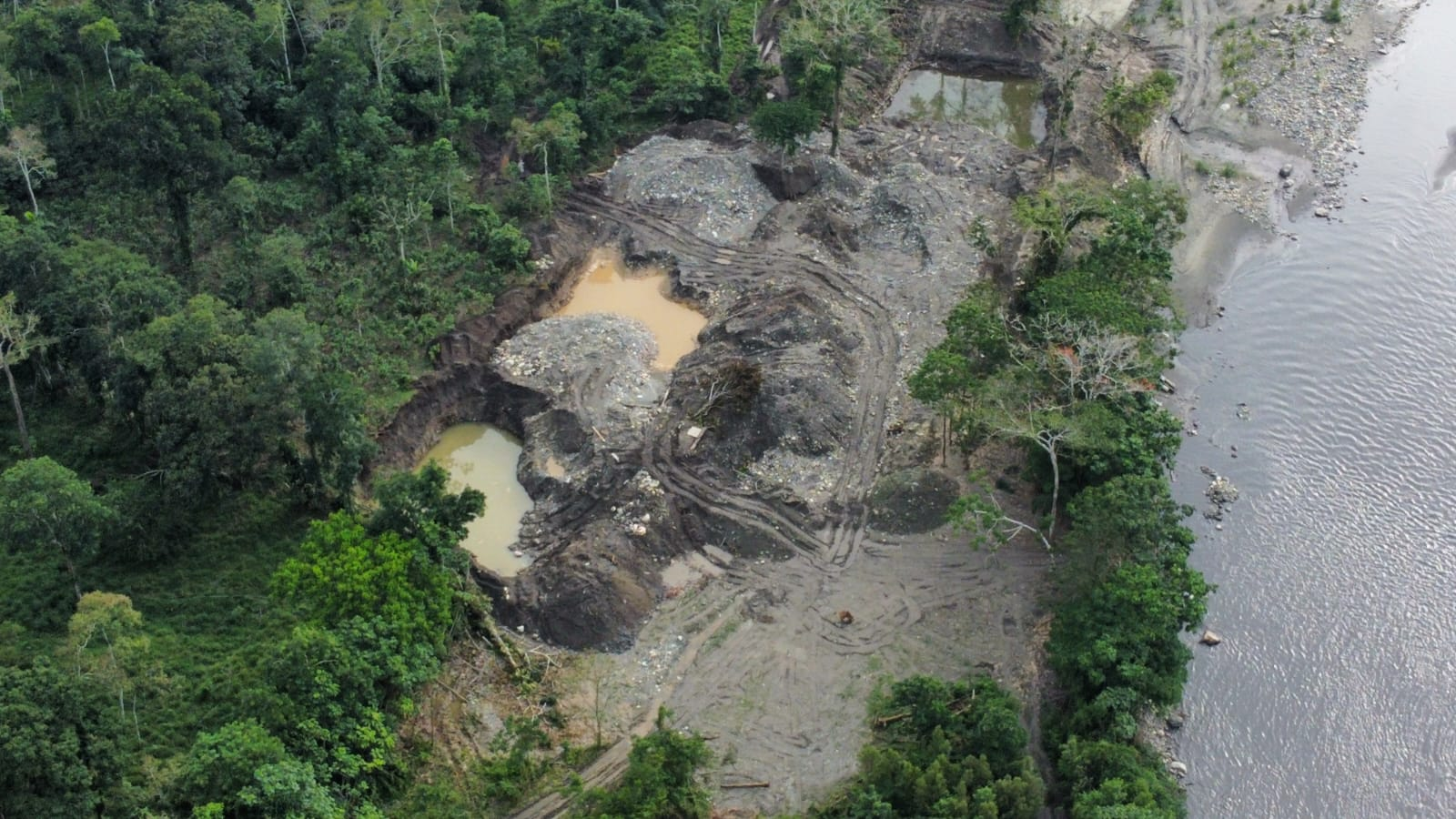 Informe revela incumplimientos ambientales de mineras en la región amazónica ecuatoriana