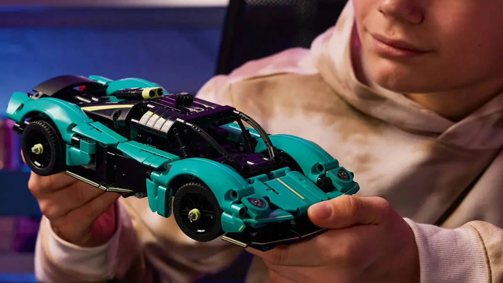 LEGO presenta el Aston Martin Valkyrie Technic: un hypercar de 700 piezas con alma de V12