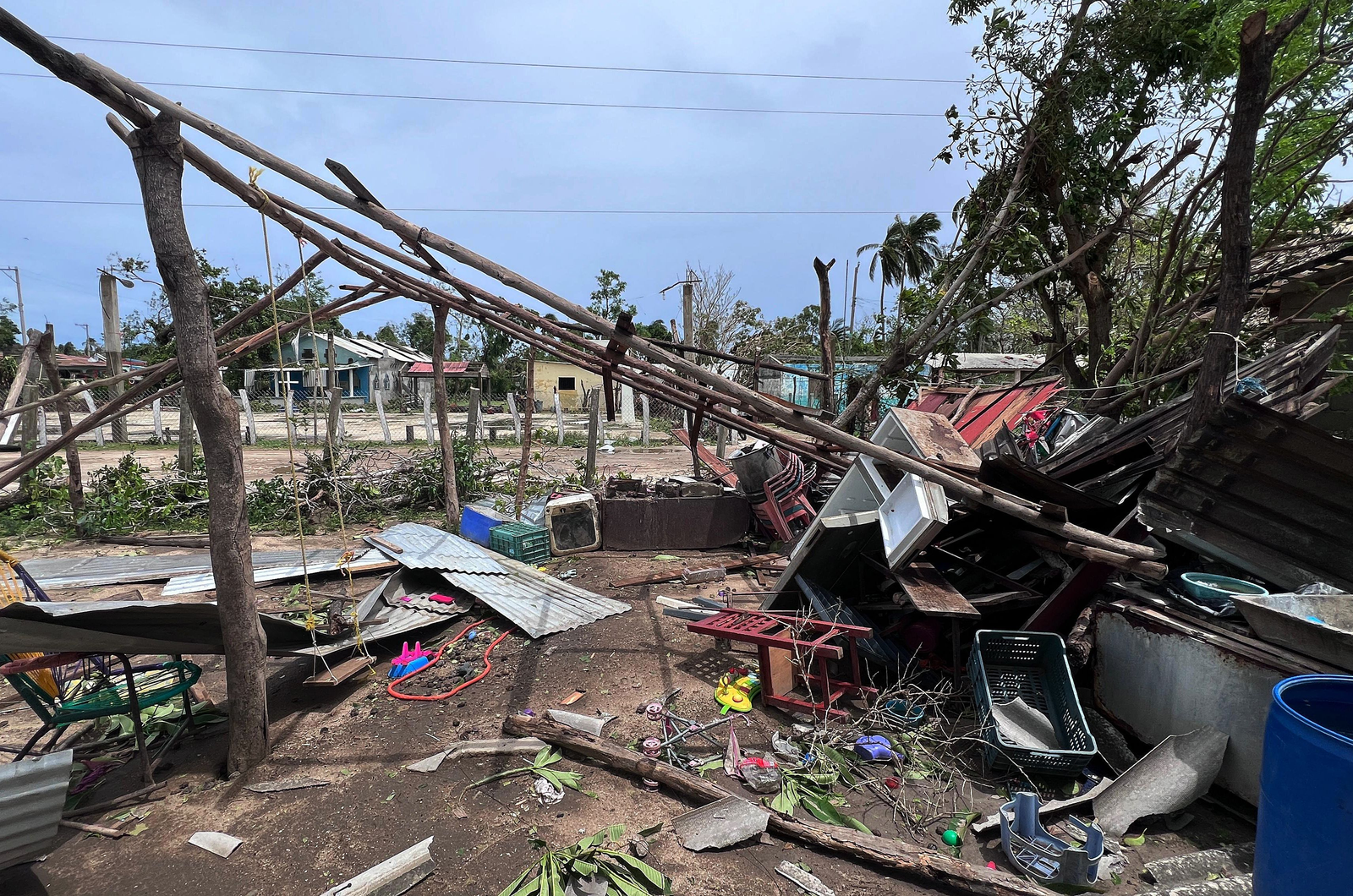 Huracán Erick deja dos muertos y devastación en Oaxaca y Guerrero