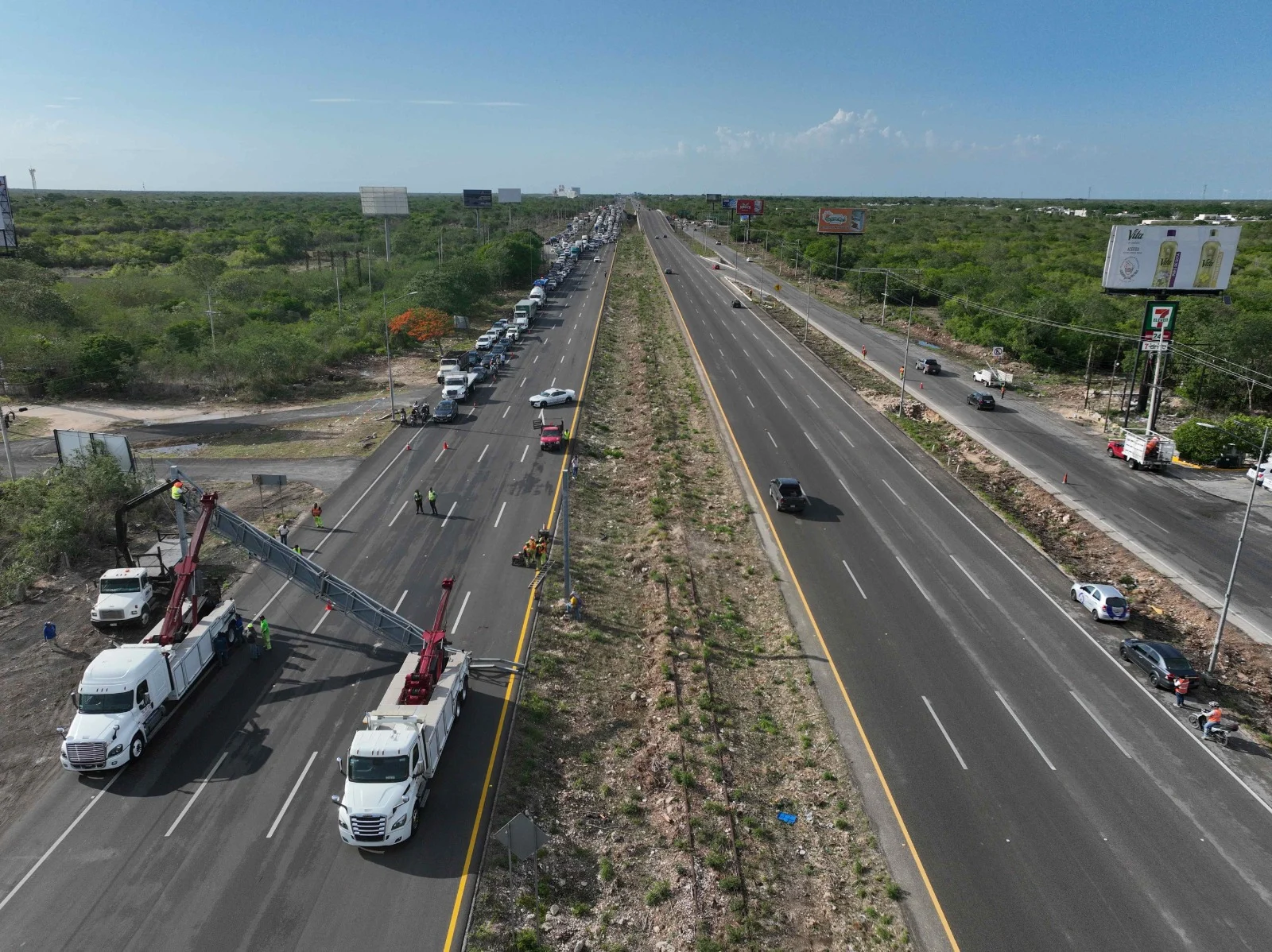 Por lluvia y viento, cae estructura de señalamiento vial en la carretera Mérida-Progreso