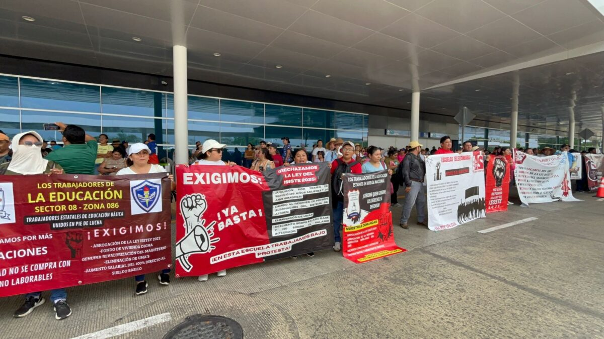Bloqueo en el Aeropuerto de Mérida: maestros de la CNTE exigen justicia laboral y tensan la movilidad aérea