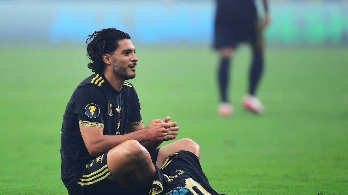 Raúl Jiménez rinde emotivo homenaje a Diogo Jota en la final de la Copa Oro