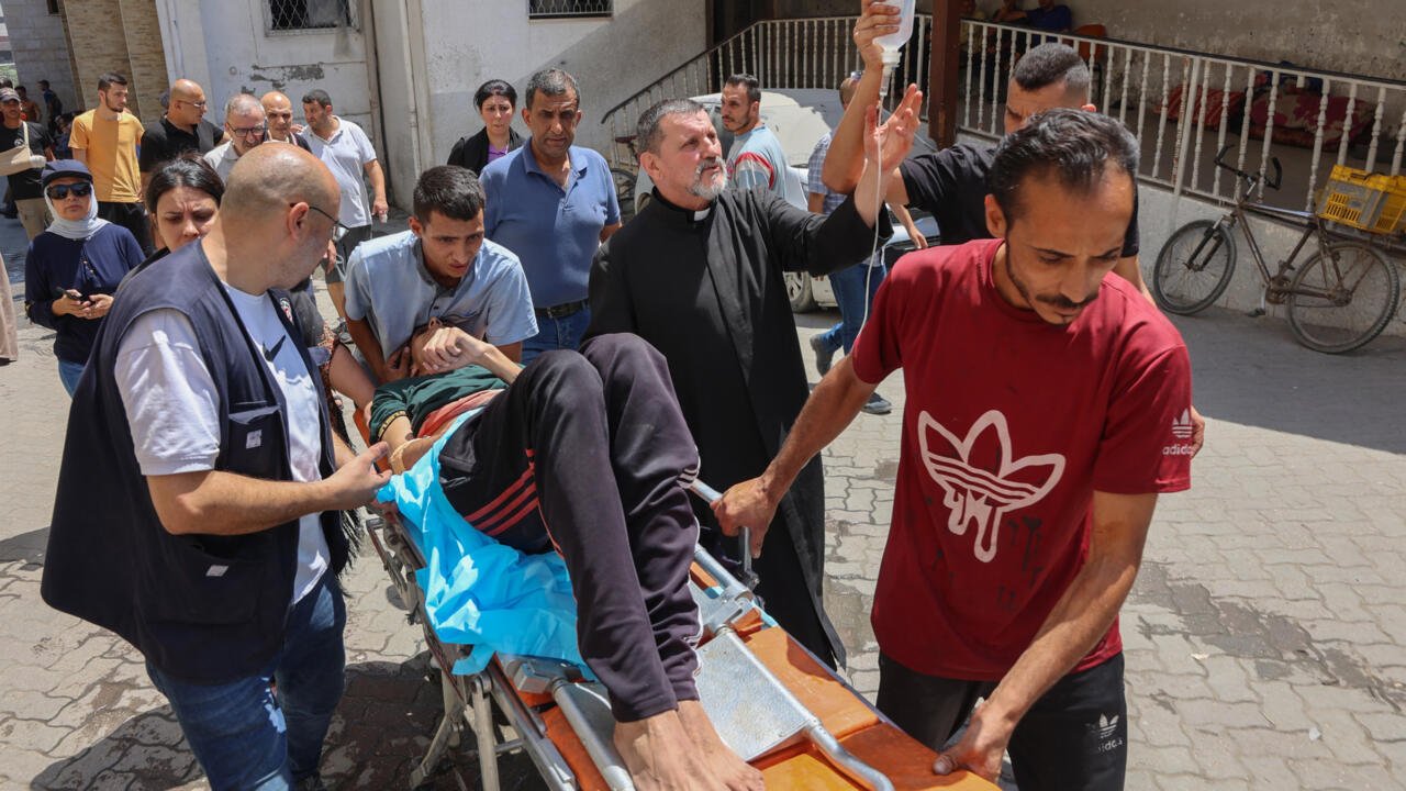 Israel ataca la única iglesia católica de Gaza, matando a 3 personas e hiriendo al cura argentino de la parroquia