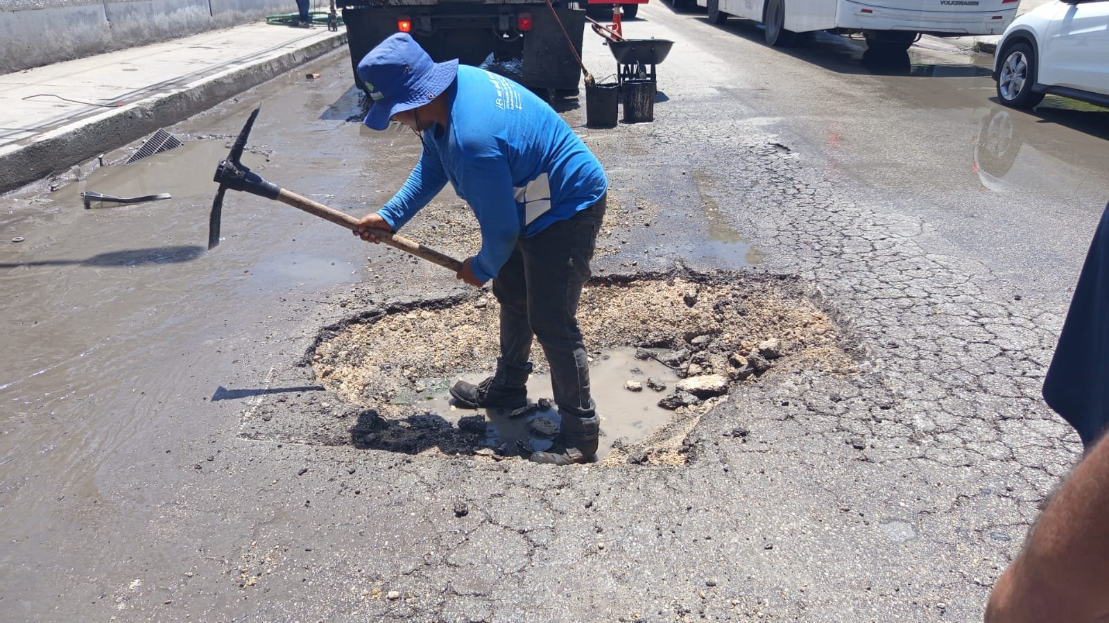Rápida intervención de bacheo del Ayuntamiento de Mérida en la colonia Nueva Sambulá