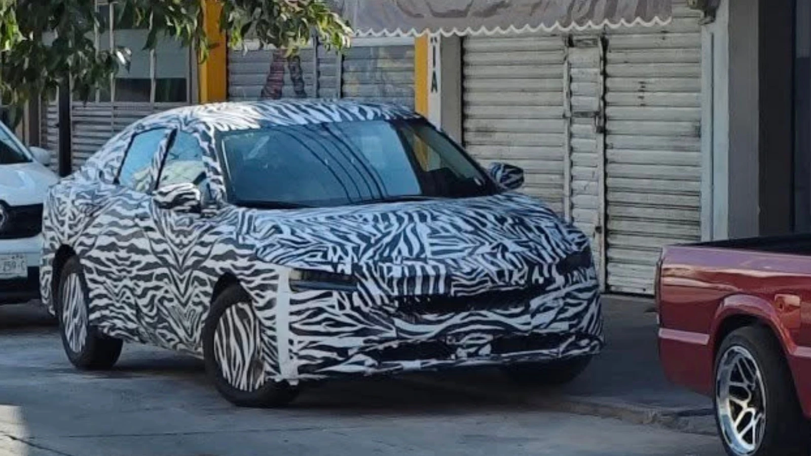 Nuevo Nissan Sentra 2026 captado en México antes de su lanzamiento oficial: diseño renovado y posible versión híbrida