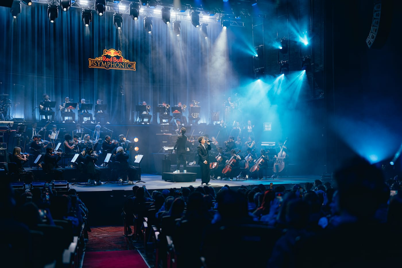 Trueno y más de 40 músicos: una noche histórica en el Teatro Coliseo