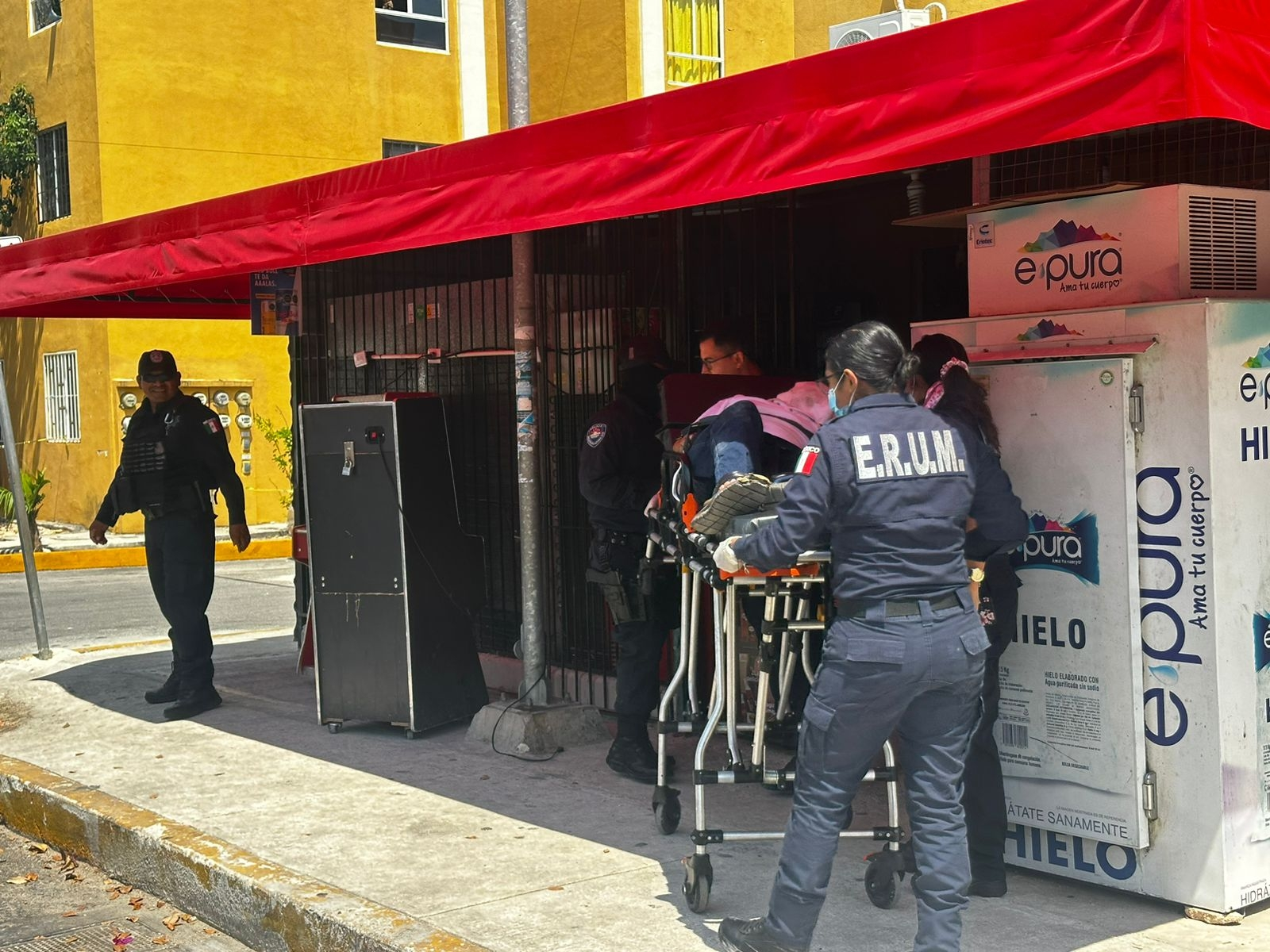 Violencia en Cancún: Asesinan a hombre frente a tienda de abarrotes