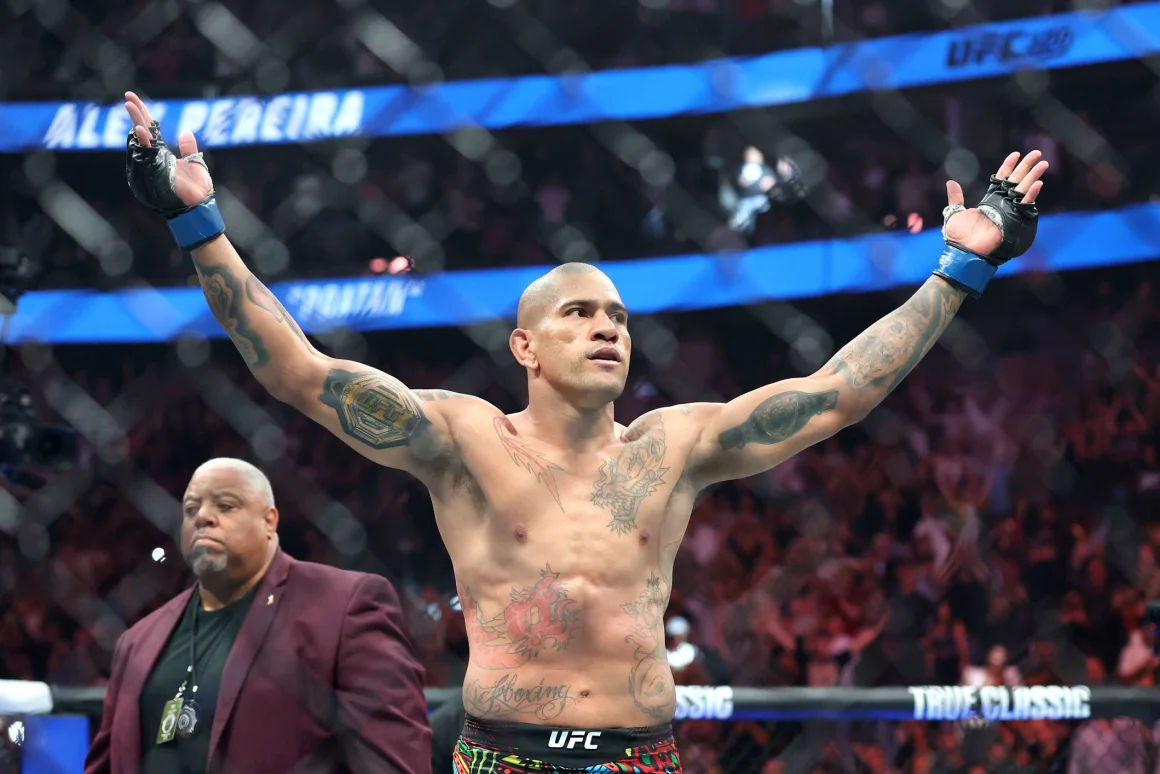 Pereira ataca y reina de nuevo: nocaut en 1:20 en UFC 320