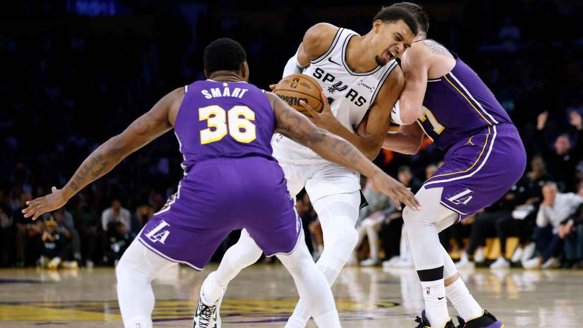 La defensa imparable de Lakers frena a Wembanyama en una ajustada derrota de los Spurs