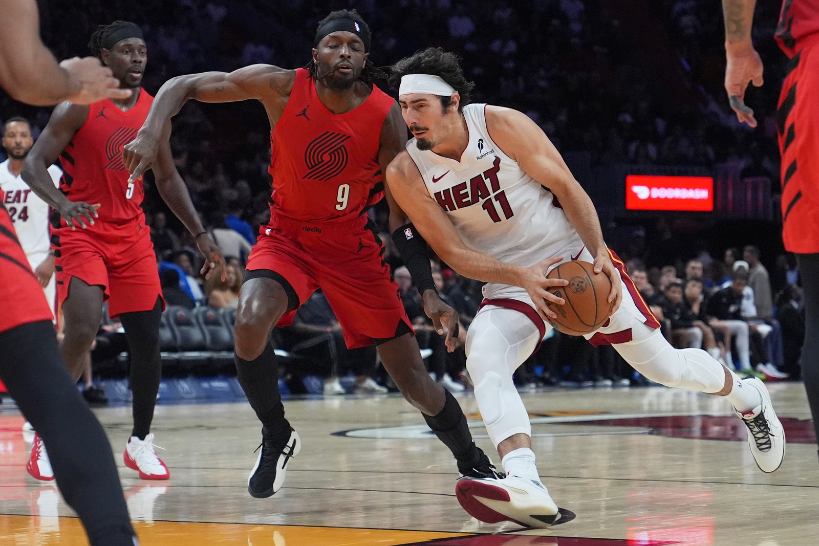 Jaime Jáquez Jr. brilla con doble doble en la victoria del Heat sobre Portland