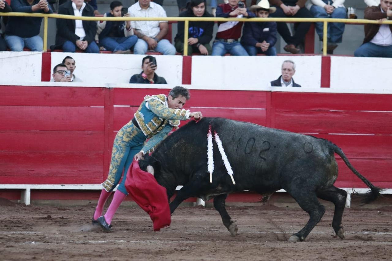Luis David Adame sale a hombros y Diego Silveti corta una oreja en triunfal tarde en Uriangato