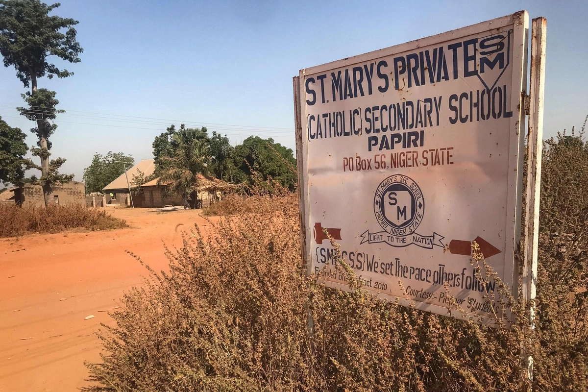 Nigeria libera a 130 estudiantes y docentes secuestrados de la escuela católica St. Mary tras operativo de seguridad