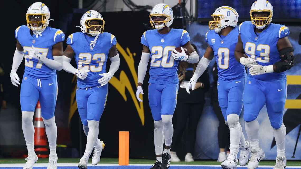 Defensiva de Chargers brilla con cuatro intercepciones y vence a Eagles en tiempo extra