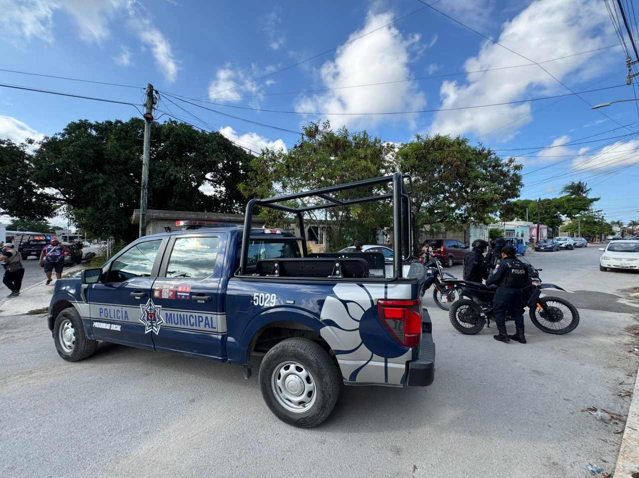 Fuerte movilización policiaca en Cancún tras reporte de robo; descartan disparos contra un agente