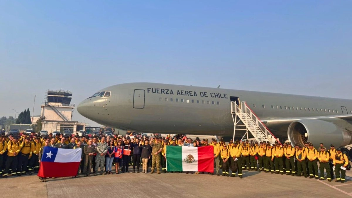 Brigada mexicana de 145 bomberos forestales llega a Chile para apoyar combate de incendios