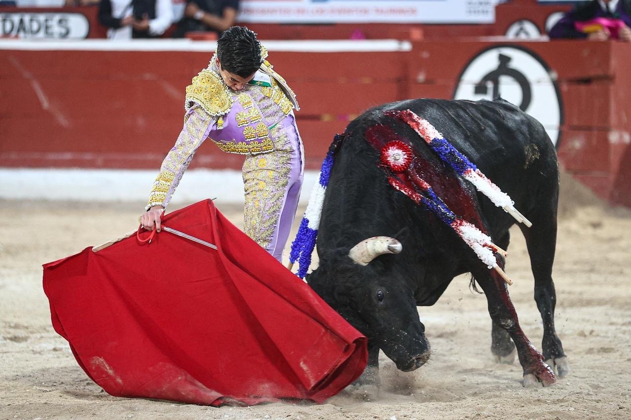 Cornada y triunfo de Diego Silveti en Mérida durante la tradicional Corrida Blanca