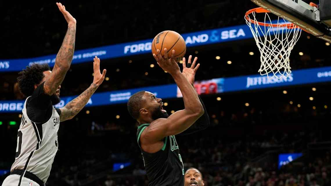 Jaylen Brown multado con 35 mil dólares por criticar a árbitros tras derrota ante Spurs