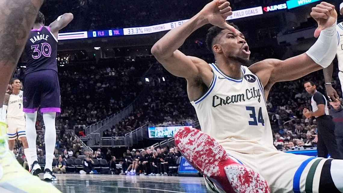 Giannis Antetokounmpo responde a los abucheos con un gesto desafiante en casa