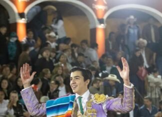 EL ESPAÑOL MARCO PÉREZ SALE EN HOMBROS TRAS CORTAR DOS OREJAS EN TLAXCALA.