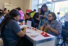 Más de 400 personas participan en Feria del Empleo en Mérida.