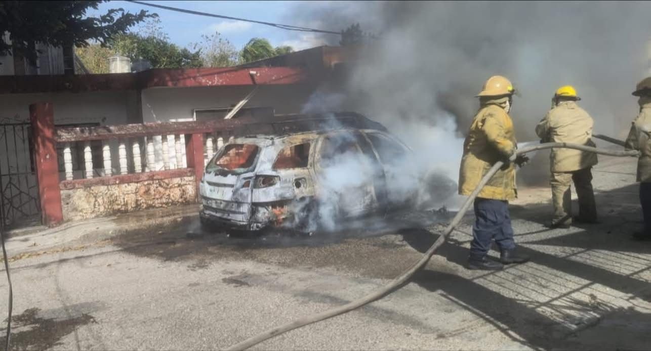 Incendio de vehículo en el barrio de Sisal fue provocado por corto circuito; no hubo personas lesionadas