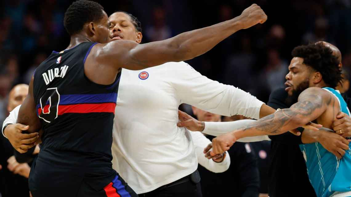 Pelea campal en el juego Pistons-Hornets deja cuatro expulsados