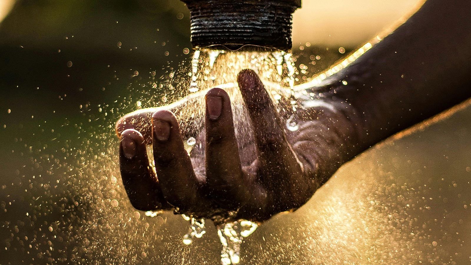 El agua y su deuda con mujeres y niñas.