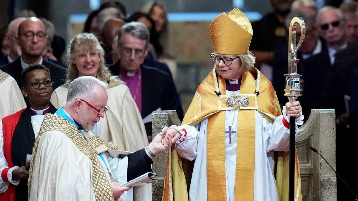 Sarah Mullally hace historia como la primera mujer en liderar la Iglesia anglicana