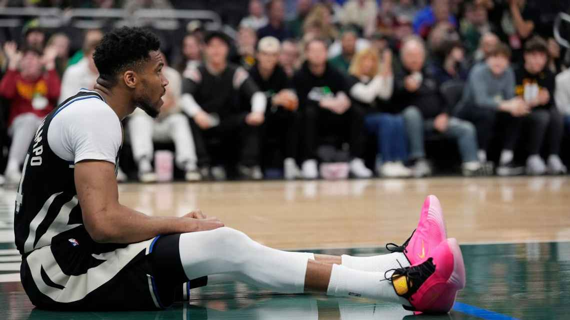 Giannis Antetokounmpo sufre lesión de rodilla y será baja por una semana