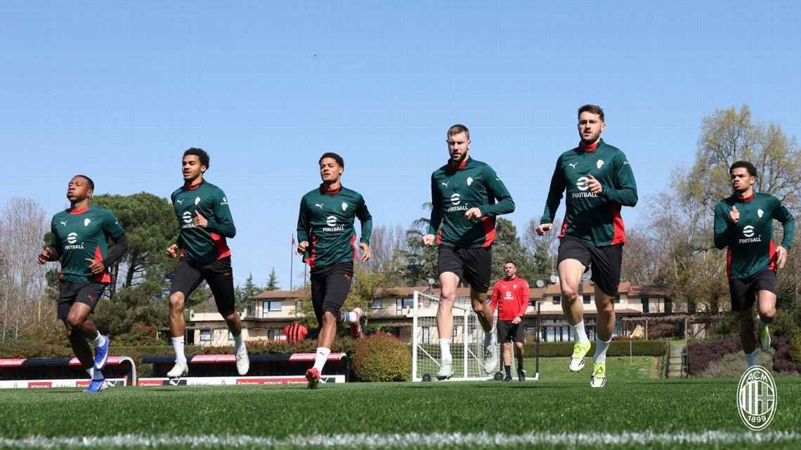 Santiago Gimenez vuelve a la convocatoria del Milan tras cinco meses de ausencia
