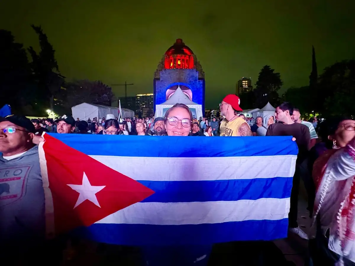 Maratón cultural antifascista en el Monumento a la Revolución reúne a decenas en apoyo a Cuba