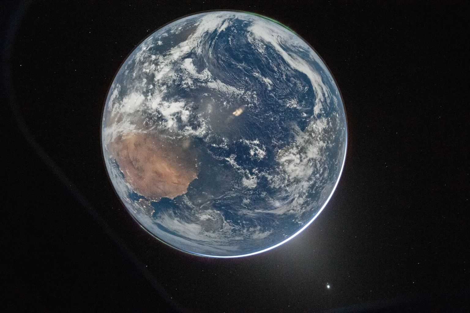 “Hello, World”: NASA publica impactante imagen de la Tierra captada desde Artemis II rumbo a la Luna